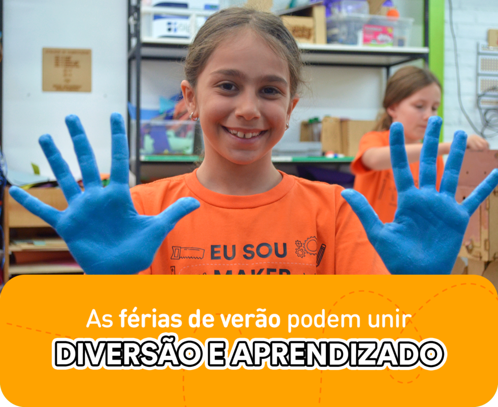 A imagem leva uma menina sorrindo, com as mãos à mostra pintadas de azul enquanto pratica atividades em suas férias de verão.