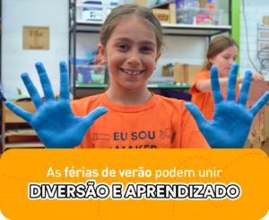 A imagem leva uma menina sorrindo, com as mãos à mostra pintadas de azul enquanto pratica atividades em suas férias de verão.