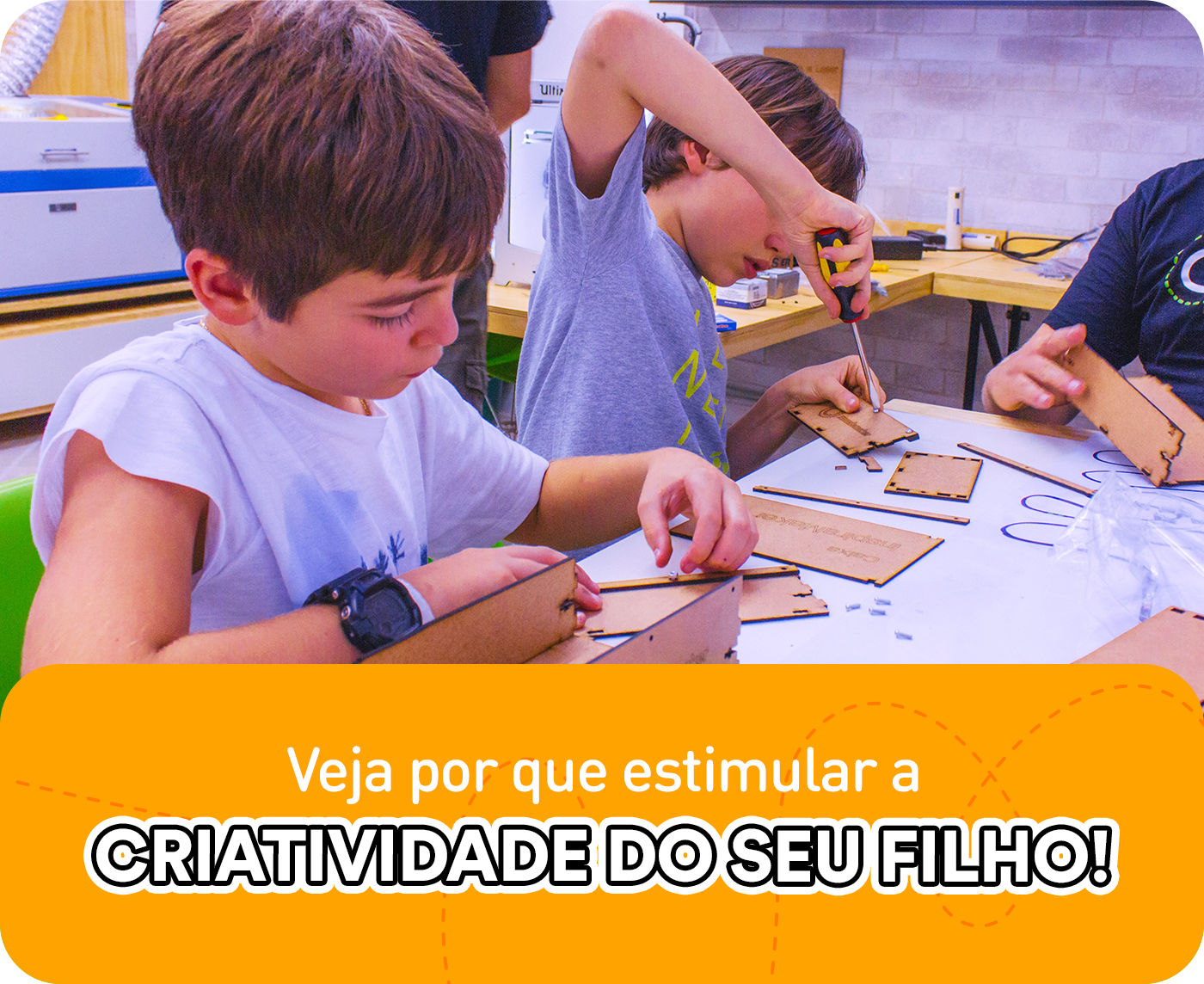 A imagem apresenta duas crianças concentradas na construção de um projeto manual, manuseando ferramentas. Na parte inferior da imagem, existe um retângulo laranja com o título "Veja por que estimular a criatividade do seu filho".